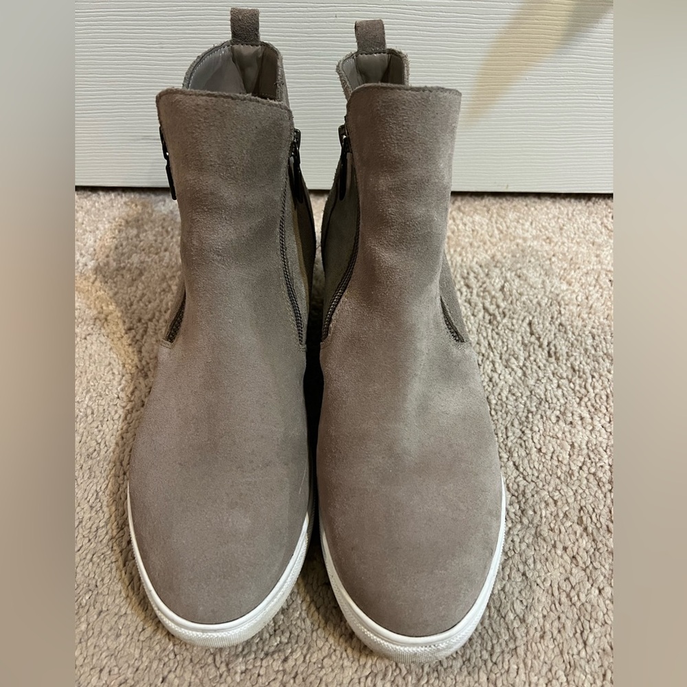 Great Nordstrom find!! Waterproof Blondo taupe casual wedge. Size 9.5